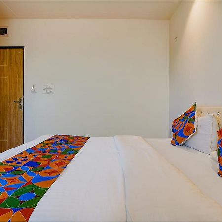 Collection O Hotel Farmaish Garden Chinchvad Kültér fotó